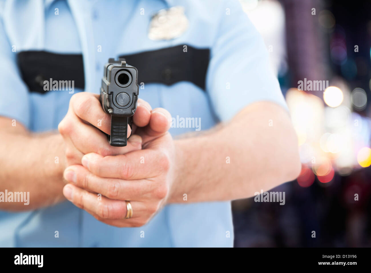 États-unis, Illinois, Metamora, Police officer aiming gun Banque D'Images