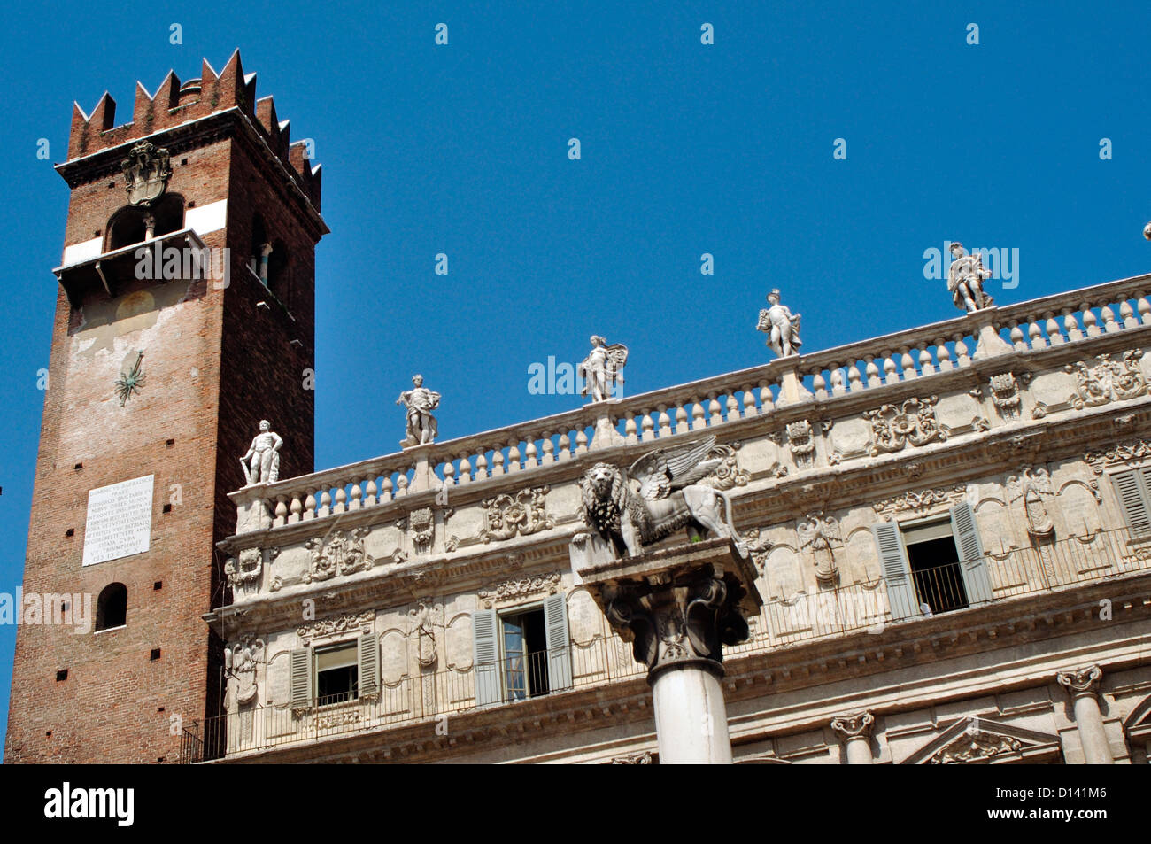 Italie, Vénétie, Vérone, Piazza delle Erbe Square, colonne de la lion ailé contexte Gardello Tower Banque D'Images