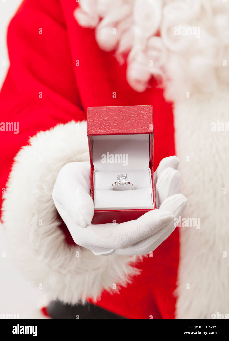 États-unis, Illinois, Metamora, Santa Claus holding ring en boîte de bijoux Banque D'Images