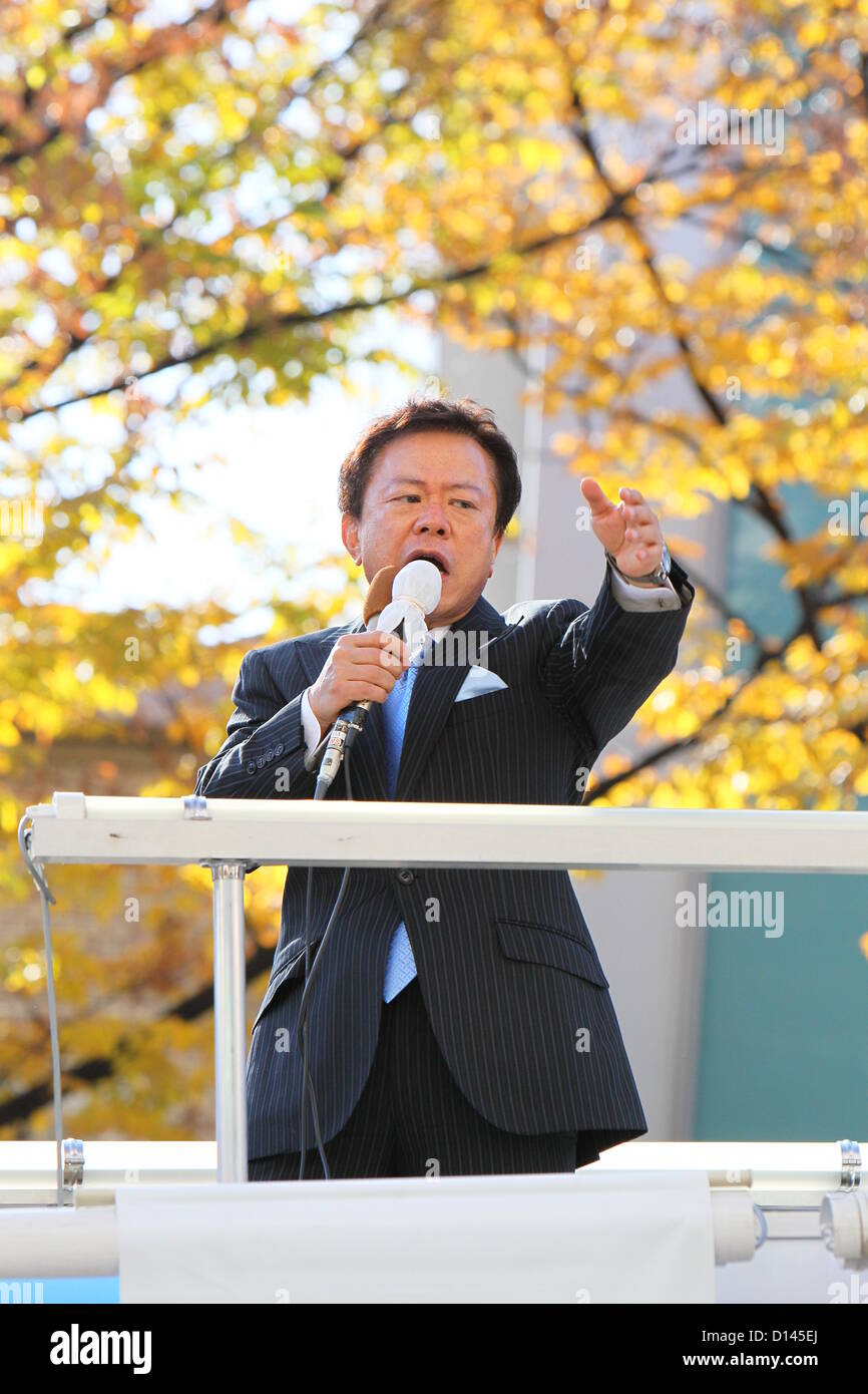 Le 7 décembre 2012, Tokyo, Japon - Vice-Gov. Naoki Inose de Tokyo livre son message pendant une campagne de rue dans l'élection au poste de gouverneur de Tokyo à Harajuku haut de gamme salon le vendredi, Décembre 7, 2012. Inose pour le gunning est élections le 16 décembre pour aller chercher un successeur de Shintaro Ishihara, qui a abandonné le poste du gouverneur de se présenter pour un siège à la Chambre des représentants du régime alimentaire. (Photo par Yohei Osada/AFLO) Banque D'Images