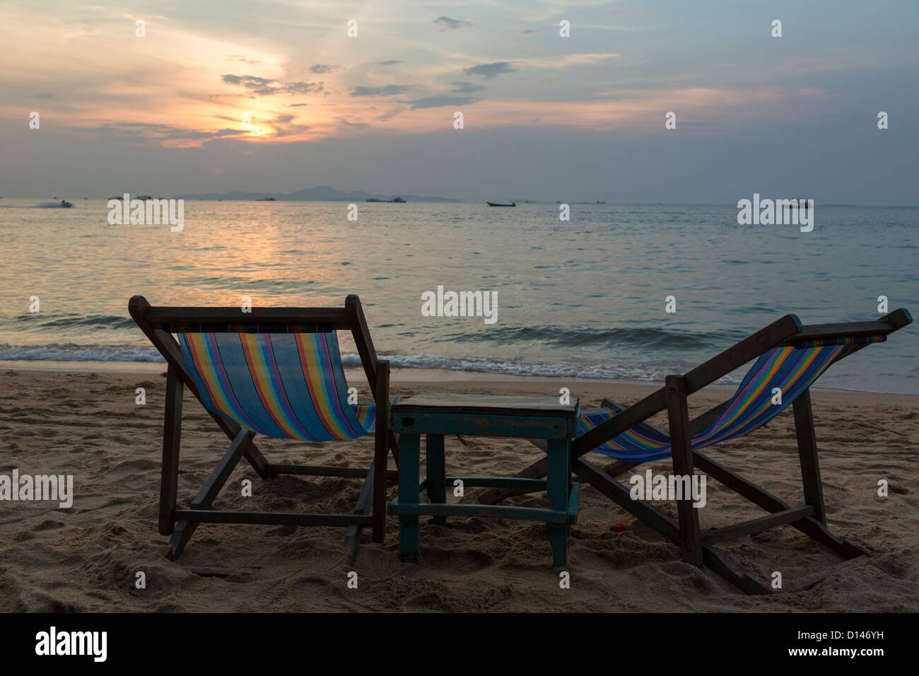Table et chaises sur la plage principale de Pattaya, Thaïlande Banque D'Images