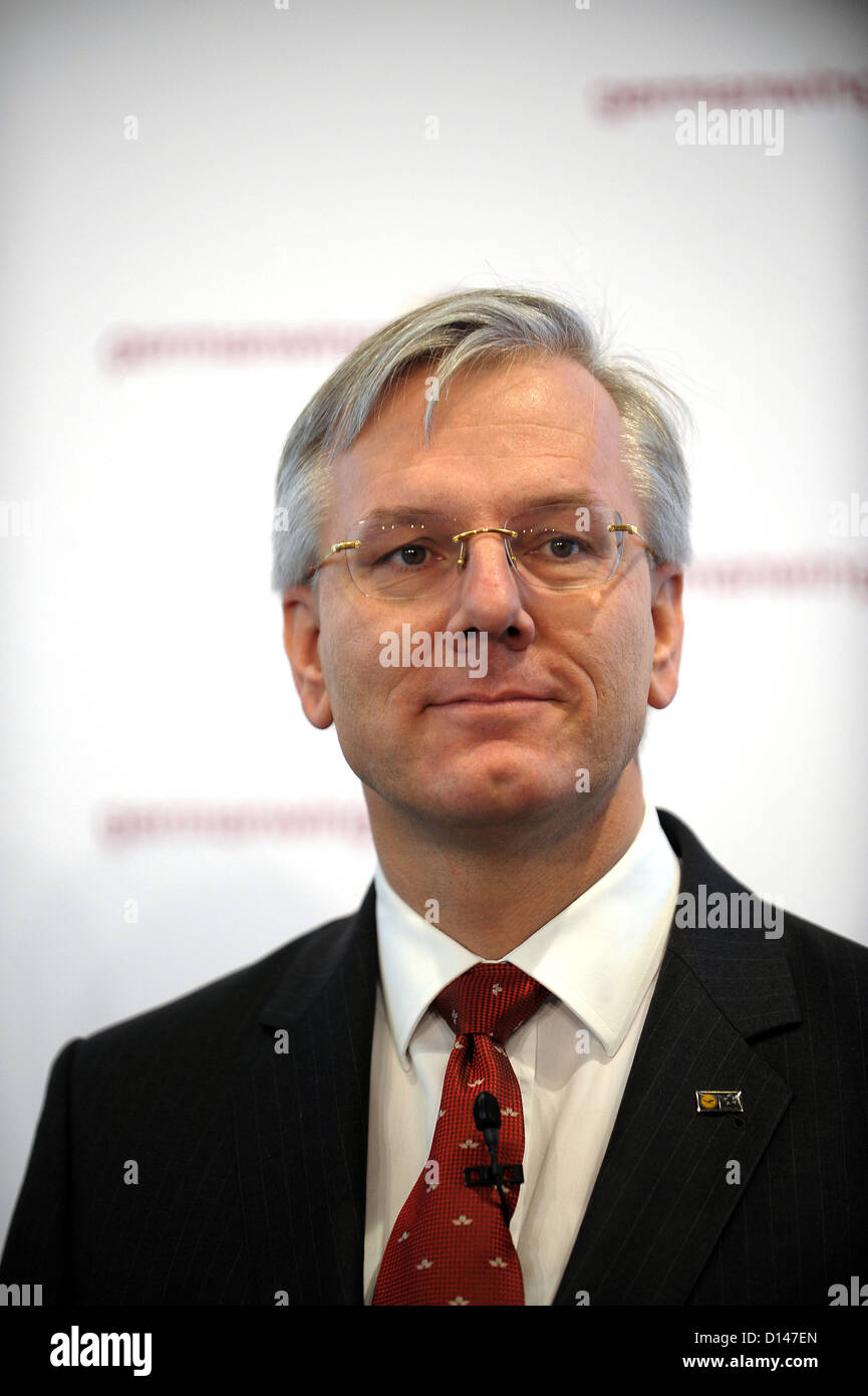 Le président de Lufthansa Christoph Franz assiste à une conférence de presse à Cologne, Allemagne, 06 décembre 2012. Dès le 1er janvier 2013, la filiale de Lufthansa Germanwings prendra quelques itinéraires de Lufthansa. Photo : FEDERICO GAMBARINI Banque D'Images