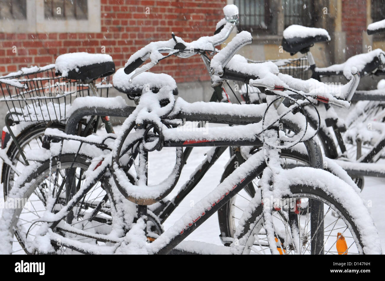 Les vélos sont garés dans une rue de Berlin, Allemagne, 06 décembre 2012. Photo : Paul Zinken Banque D'Images