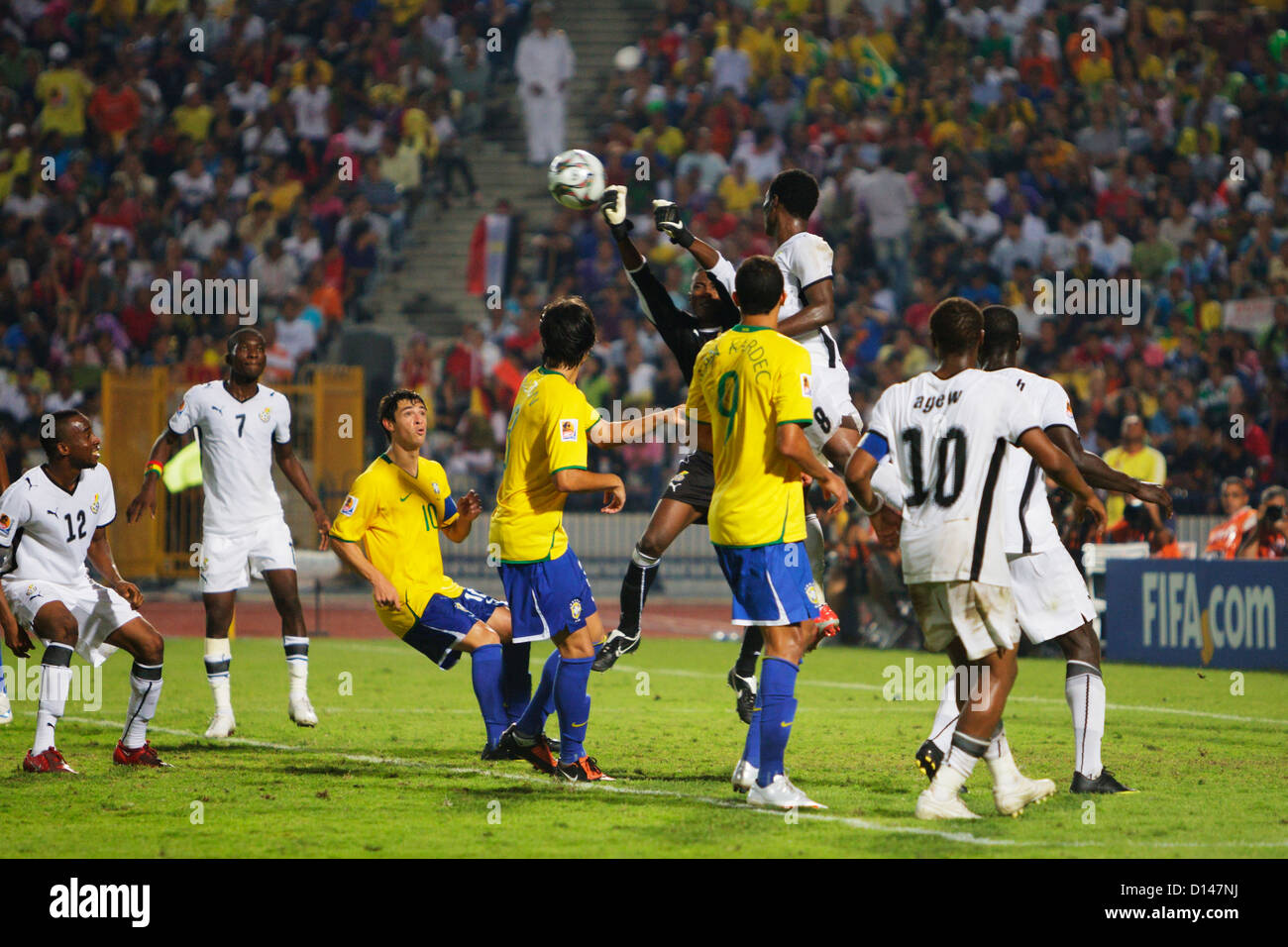 Ghana attaquant Daniel Agyei poinçons le ballon au cours de la 2009 FIFA U-20 World Cup finale contre le Brésil. Banque D'Images