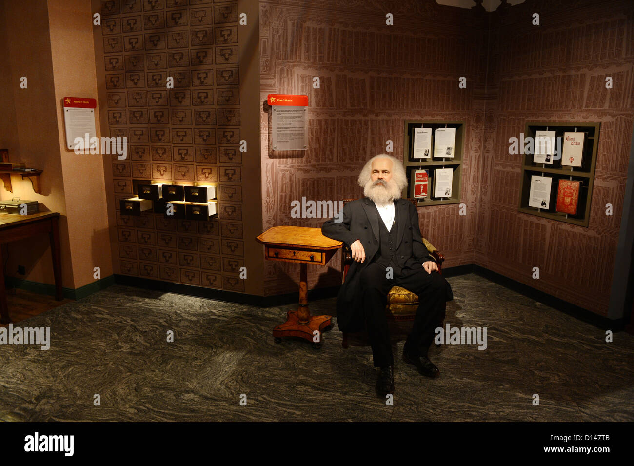 La cire figure illustrant l'économiste allemand Karl Marx socialiste et révolutionnaire est représenté au musée de cire Madame Tussauds à Berlin, Allemagne, 04 décembre 2012. Photo : Jens Kalaene Banque D'Images