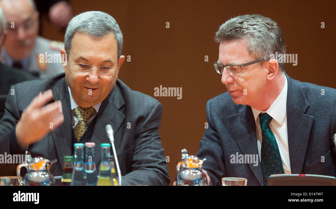 Le ministre de la Défense israélien Ehud Barak (L) parle à son homologue allemand Thomas de Maizière à la chancellerie à Berlin, Allemagne, 06 décembre 2012. Visite de Netanyahou à l'Allemagne est éclipsé par Israël a l'intention de construire de nouveaux logements de colons dans une bande très controversée de la Cisjordanie occupée, près de Jérusalem. Photo : Hannibal Banque D'Images Le ministre de la Défense israélien Ehud Barak (L) parle à son homologue allemand Thomas de Maizière à la chancellerie à Berlin, Allemagne, 06 décembre 2012. Visite de Netanyahou à l'Allemagne est éclipsé par Israël a l'intention de construire de nouveaux logements de colons dans une bande très controversée de la Cisjordanie occupée, près de Jérusalem. Photo : Hannibal Banque D'Images