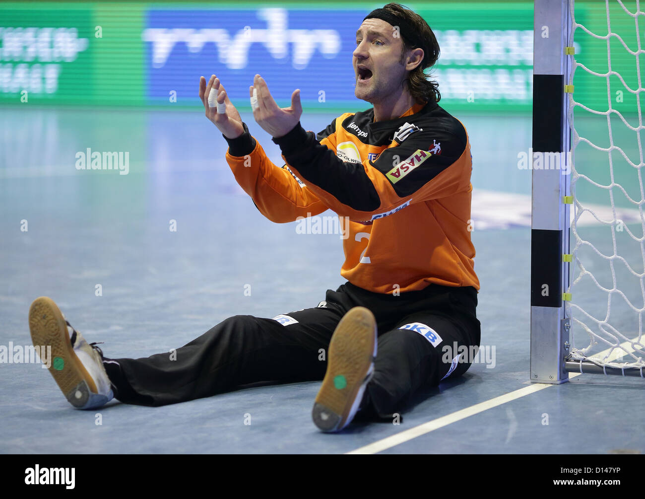 Magdeburg est gardien de Kristian Asmussen les gestes à ses coéquipiers dans le terrain de jeu pendant la match de hand entre SC Magdeburg et Fuechse Berlin à l'Getec-Arena à Magdeburg, Allemagne, 27 novembre 2012. Photo : Jens Wolf Banque D'Images