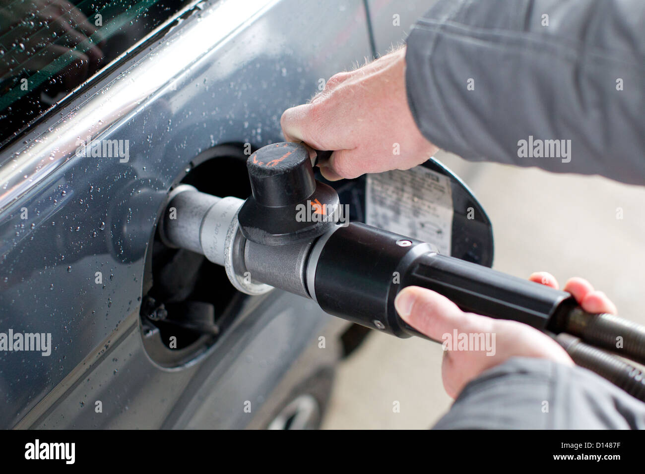 Un cadeau photo montre une Volkswagen (VW) modèle de voiture 'Passat EcoFuel' au gaz naturel être ravitaillé à Munich, Allemagne, le 5 décembre 2012. Un atelier concerné avec ecoFuel le gaz naturel comme un type de technologie d'entraînement est prévue à Munich le 7 décembre 2012. Photo : Friso Gentsch/Volkswagen Banque D'Images