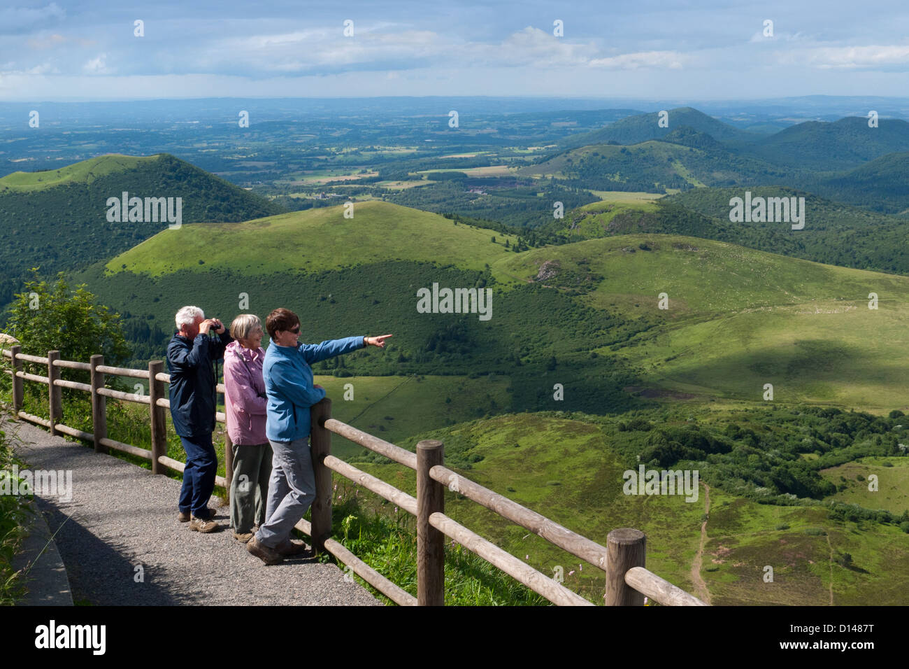 Les touristes à la recherche du sommet du Puy de Dôme pour la région volcanique du Puy de Dôme en Auvergne, France Banque D'Images