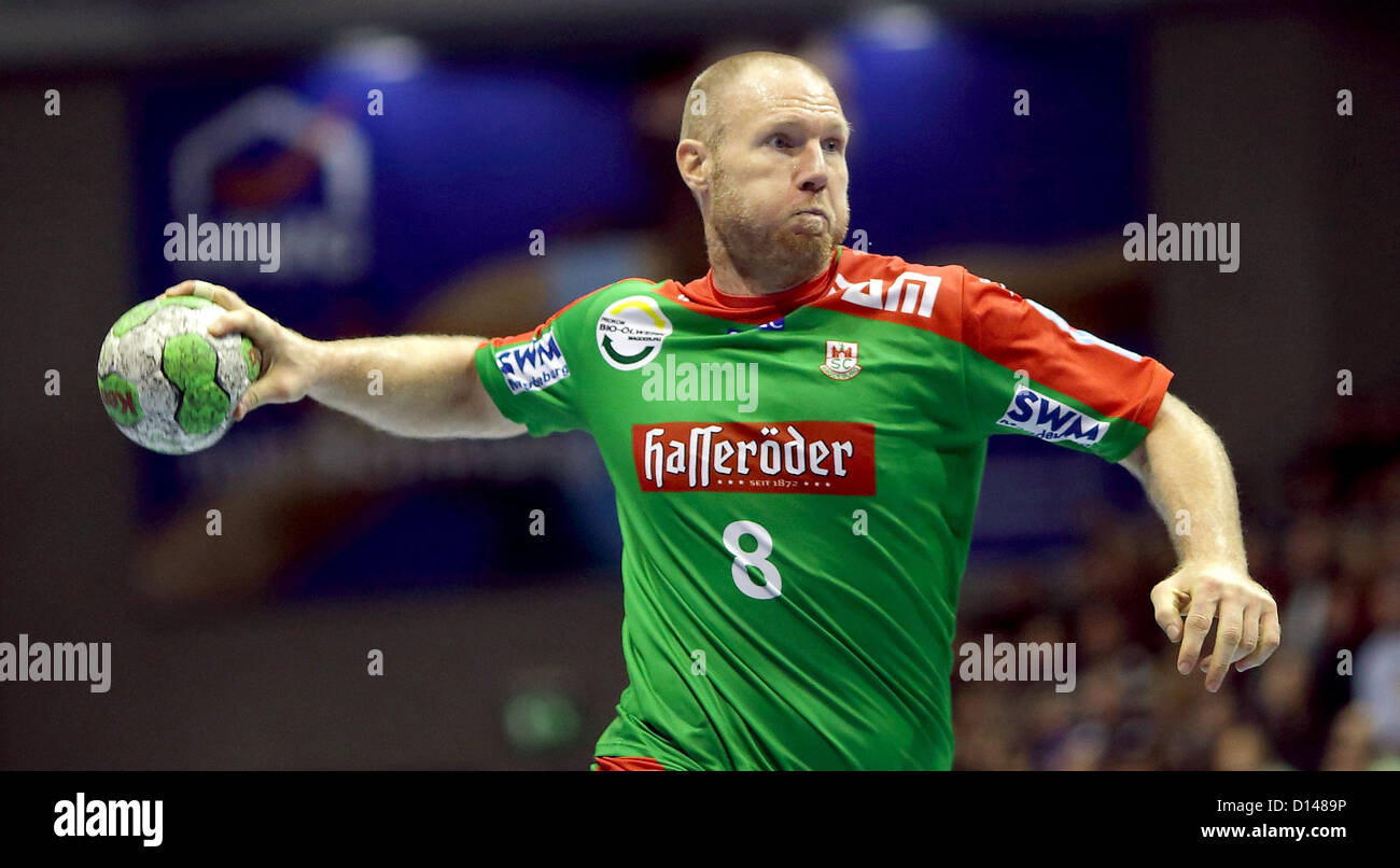 Joueur de Magdebourg Ales Pajovic a la balle pendant le match de hand entre SC Magdeburg et Fuechse Berlin à l'Getec-Arena à Magdeburg, Allemagne, 27 novembre 2012. Photo : Jens Wolf Banque D'Images
