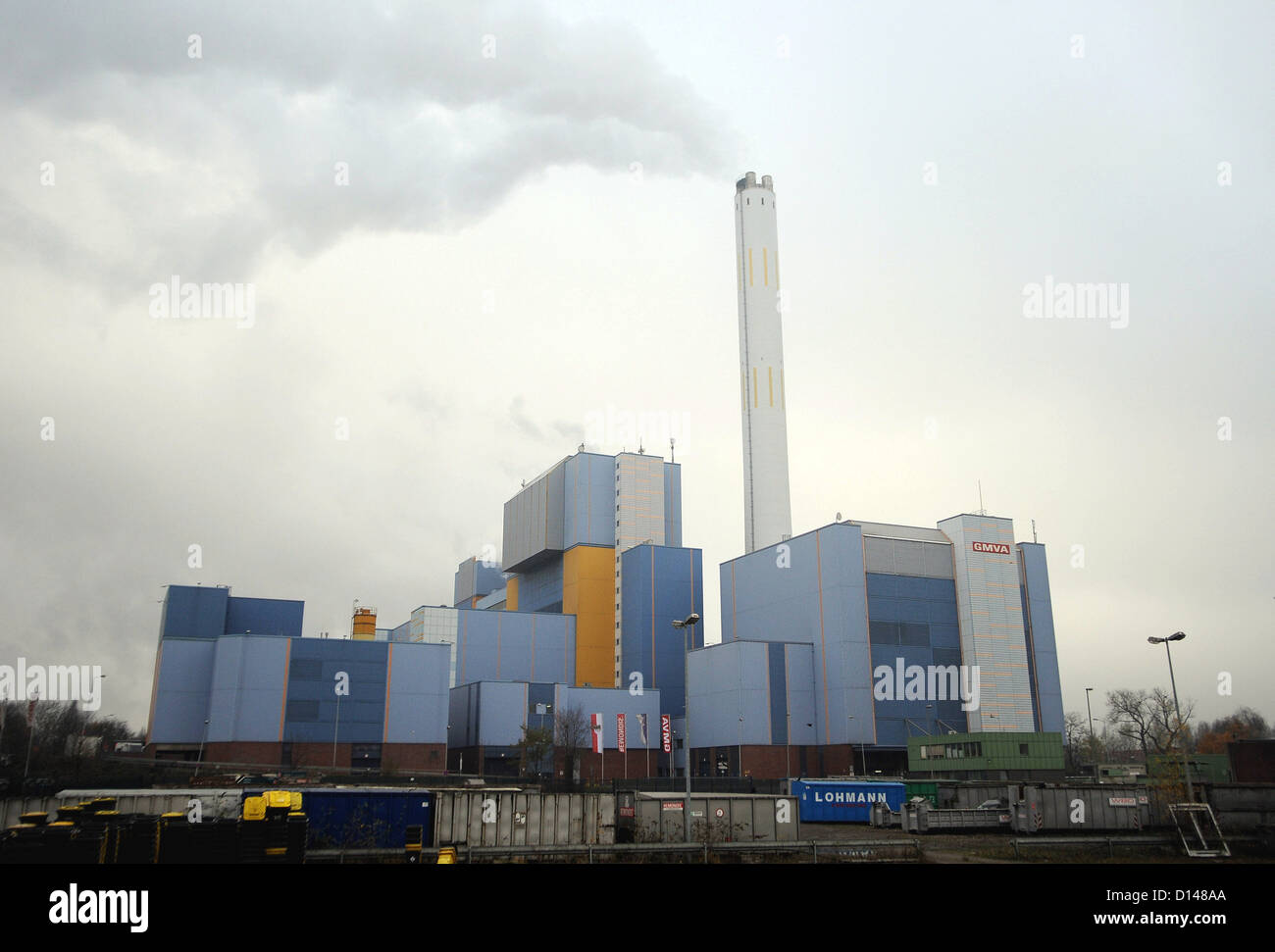 Un fumeur cheminée se dresse au-dessus de l'usine d'incinération des déchets à Oberhausen, Allemagne, 28 novembre 2012. Photo : Henning Kaiser Banque D'Images