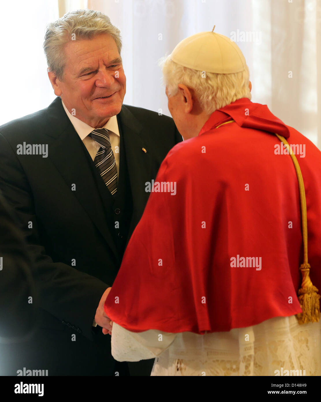 Le pape Benoît XVI bis adieu au Président allemand Joachim Gauck (L) à la basilique Saint Pierre au Vatican, Vatican, 6 décembre 2012. Le chef de l'état allemand est sur une visite d'Etat de deux jours au Saint-Siège avant de poursuivre son voyage en Croatie. Photo : Wolfgang Kumm Banque D'Images
