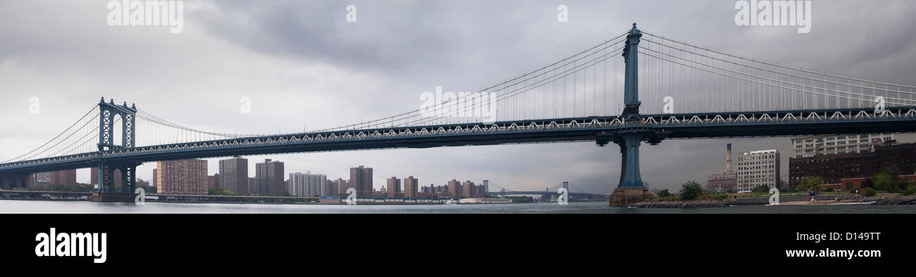 Panorama du pont de Manhattan par temps nuageux Banque D'Images