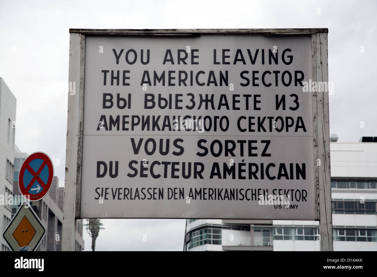 Vous quittez maintenant le secteur américain - se connecter à Checkpoint Charlie Berlin Allemagne Banque D'Images