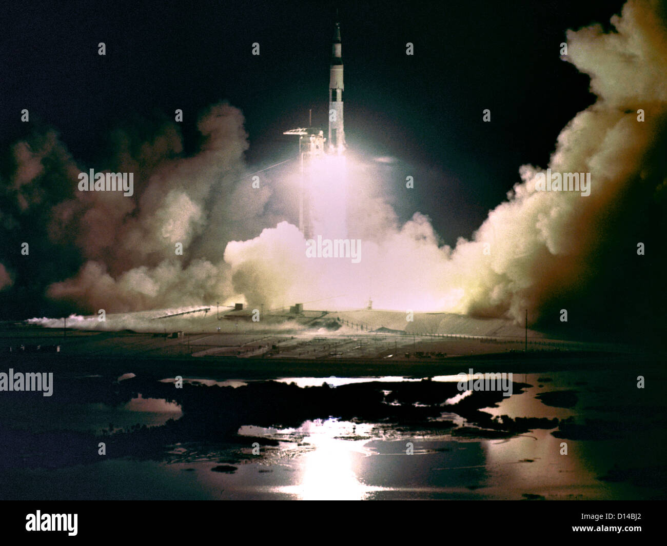 L'Apollo 17 dégager de lancement 39A sur la dernière mission habitée sur la lune le 7 décembre 1972 au Centre spatial Kennedy, en Floride. L'équipage a passé 12,5 jours dans l'espace, y compris trois jours sur la surface lunaire et est la dernière fois que l'homme a posé le pied sur la lune. Banque D'Images