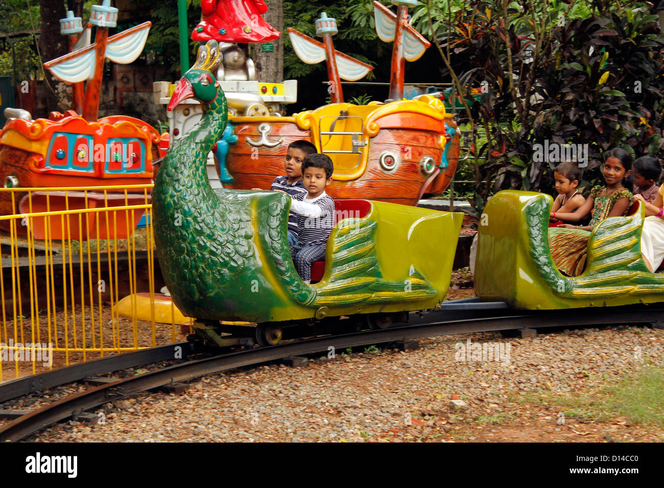 Enfants dans un train dans un parc, de l'Inde Banque D'Images