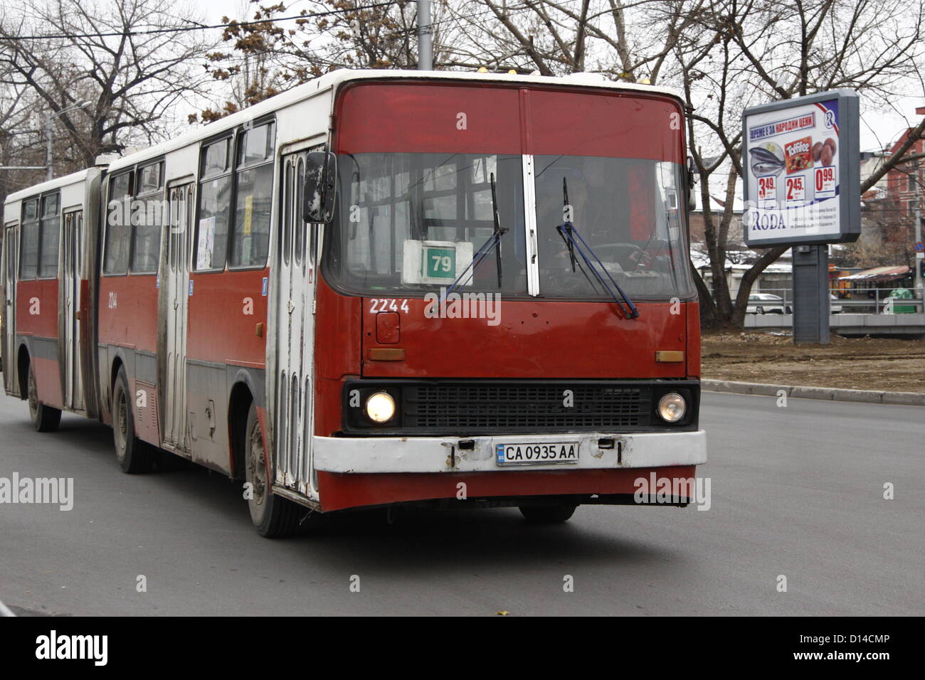 Sofia, Bulgarie. 6 décembre 2012. Ikaurus vieux trolleybus dans le centre de Sofia. Le transport public est célèbre pour la sécurité et l'actualité de Sofia. Bien qu'au cours des dernières années l'ordre de 250 M€ ont été injectés dans le système de métro de prestige, toutes les autres parties du transport public ont été systématiquement négligés. Credit : Johann Brandstatter / Alamy Live News Banque D'Images