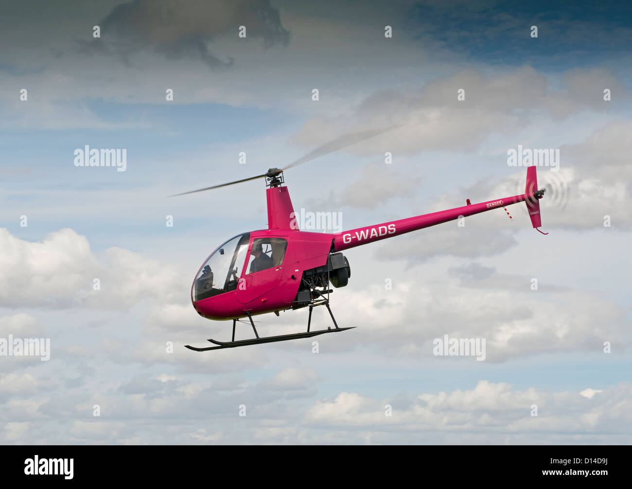 Robinson R22 beta privée civile siège deux petit hélicoptère à Halfpenny Green Airport, Wolverhampton. West Midlands. 8863 SCO Banque D'Images