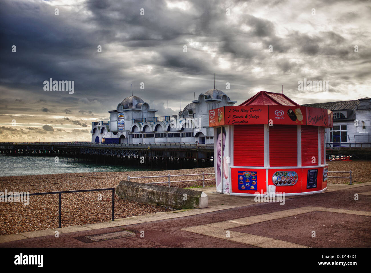 Jetée de Southsea avec les nuages de tempête avec red ice cream kiosk Banque D'Images