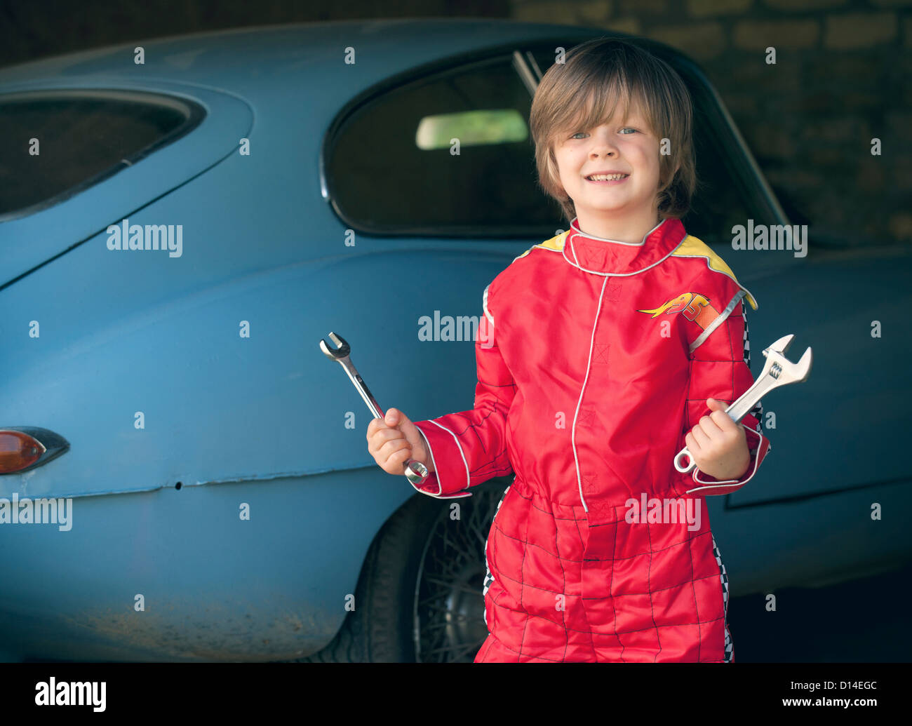 Boy wearing costume pilote de voiture de course Banque D'Images