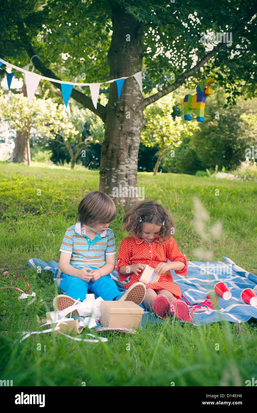 Les Enfants De Donner Des Cadeaux A Pique Nique D Anniversaire Photo Stock Alamy