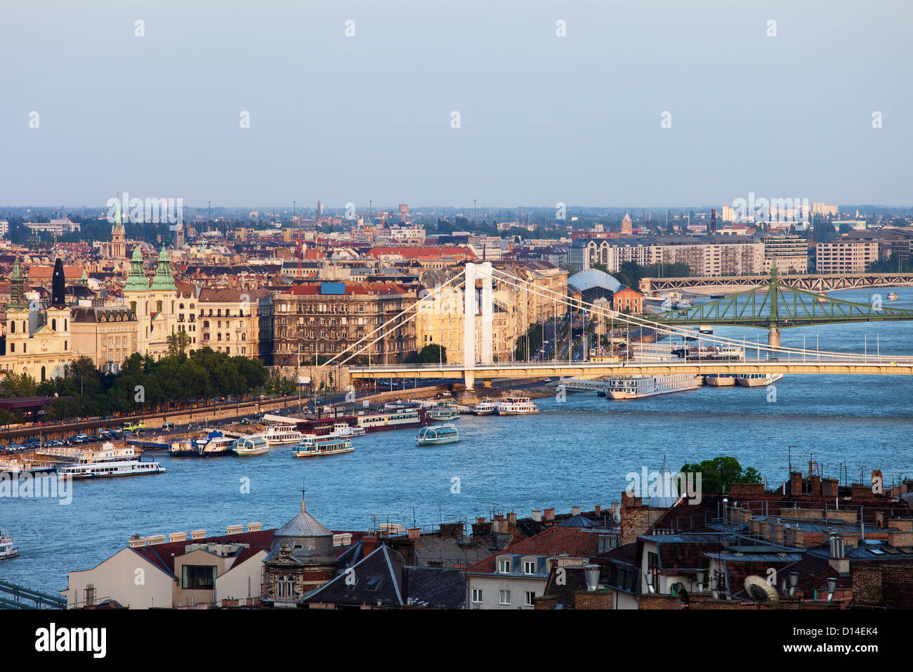 Paysage urbain de la ville de Budapest en Hongrie, vue sur la rivière au coucher du soleil. Banque D'Images