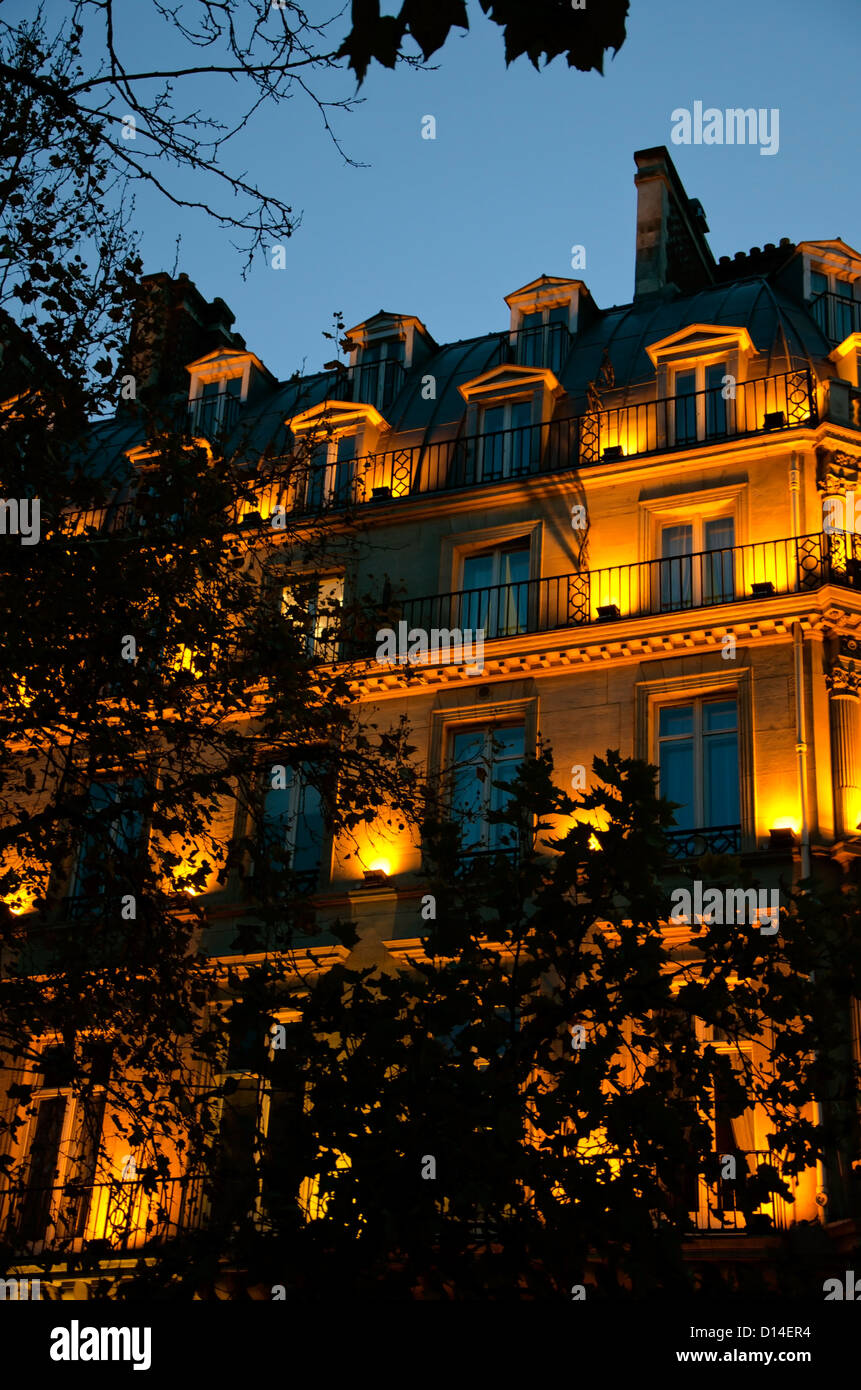 Grand Hotel du Louvre à la place du Palais-Royal à Paris, de nuit. Ile-de-France, Paris, France. Banque D'Images