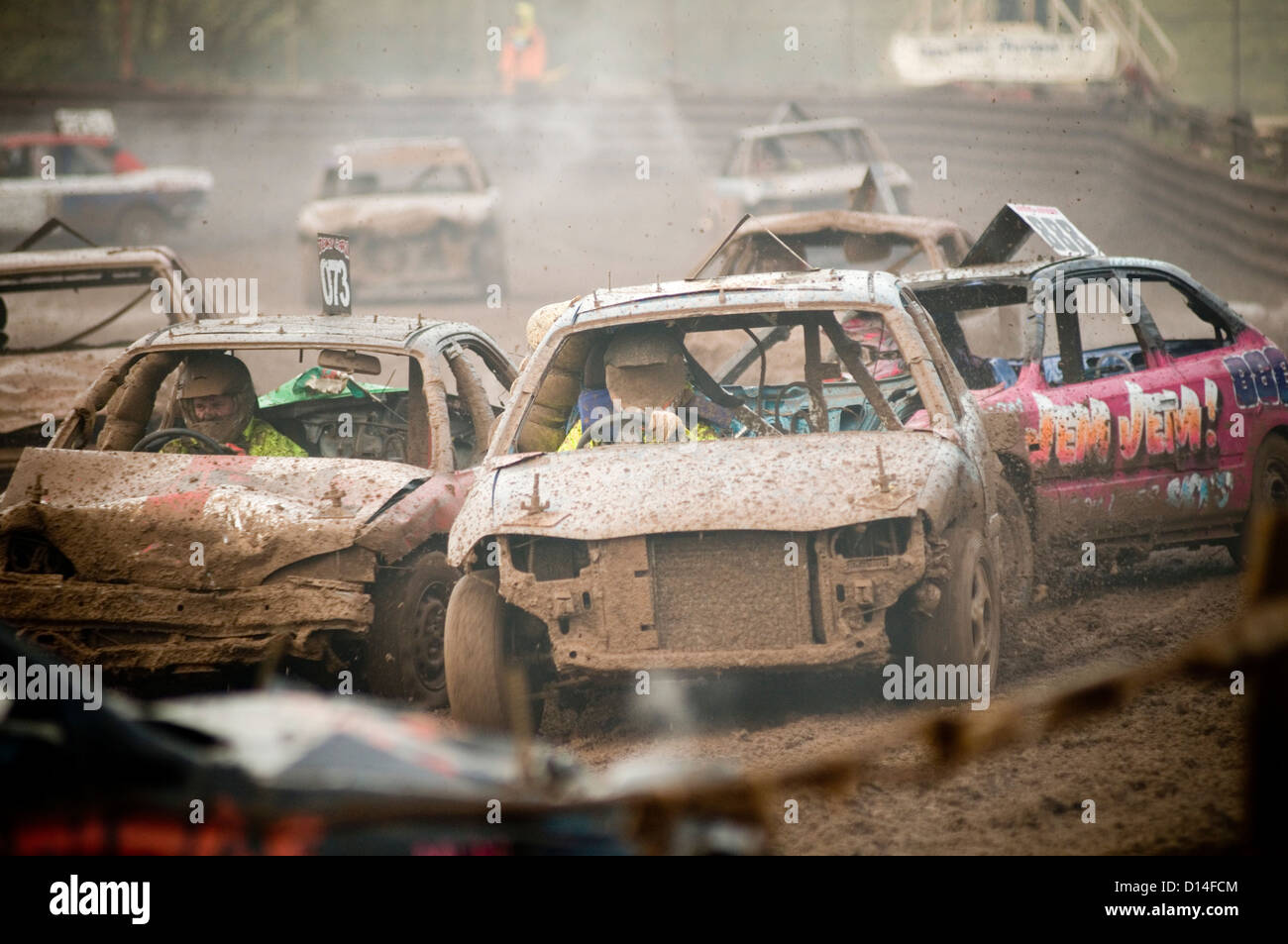 Les voitures de stock car demo derbys Derby de démolition vieux junk race course courses banger Banque D'Images