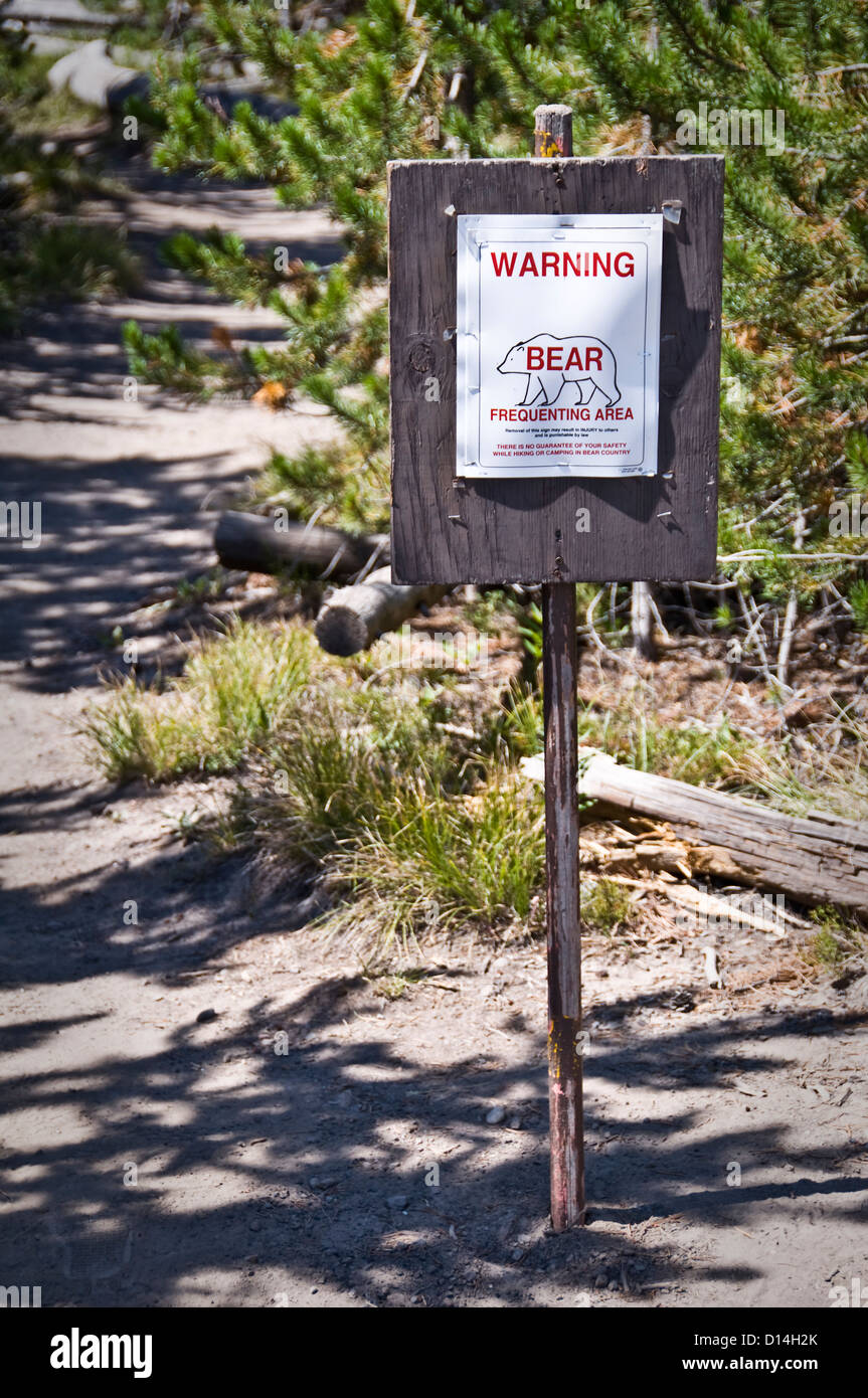 Panneau d'avertissement sur les ours sur un sentier - String lake , Grand Teton National Park, Wyoming, USA Banque D'Images