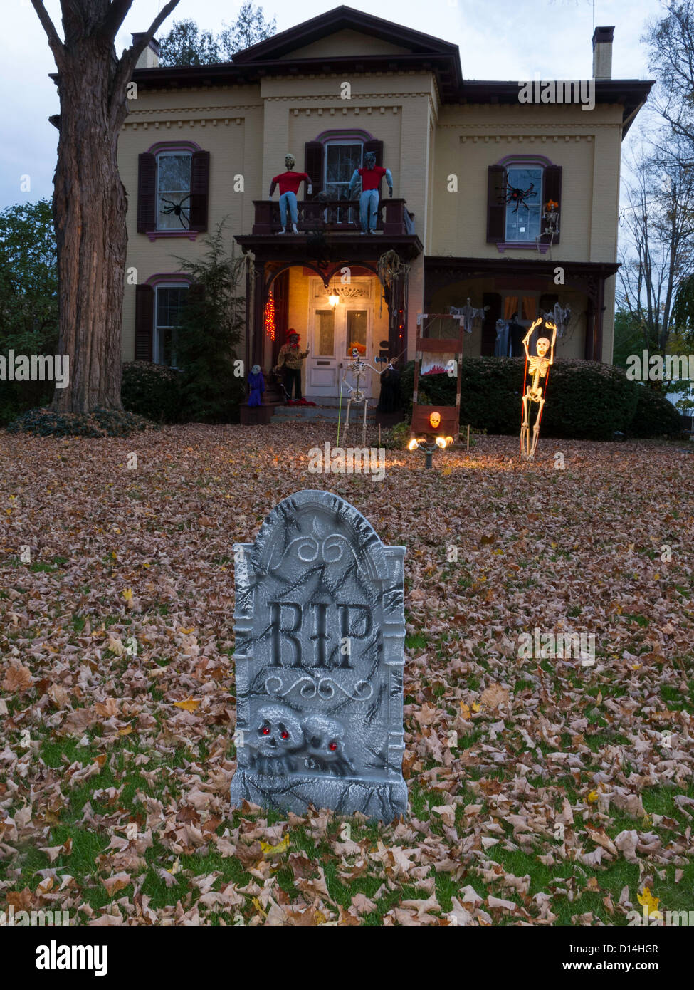 Décorations d'Halloween au crépuscule, Two Story Showcase Home, États-Unis 2012 Banque D'Images