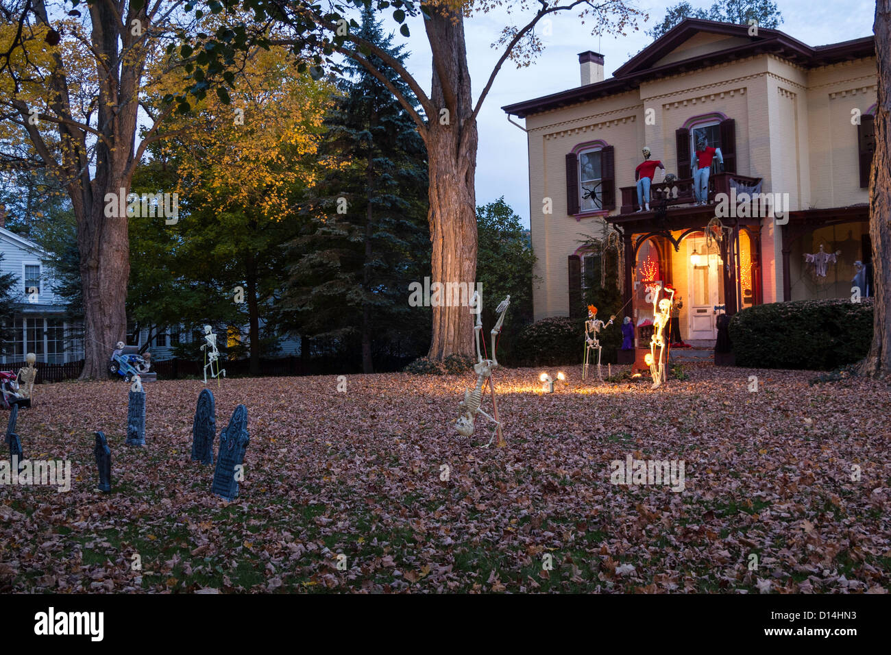 Décorations d'Halloween au crépuscule, Two Story Showcase Home, États-Unis 2012 Banque D'Images