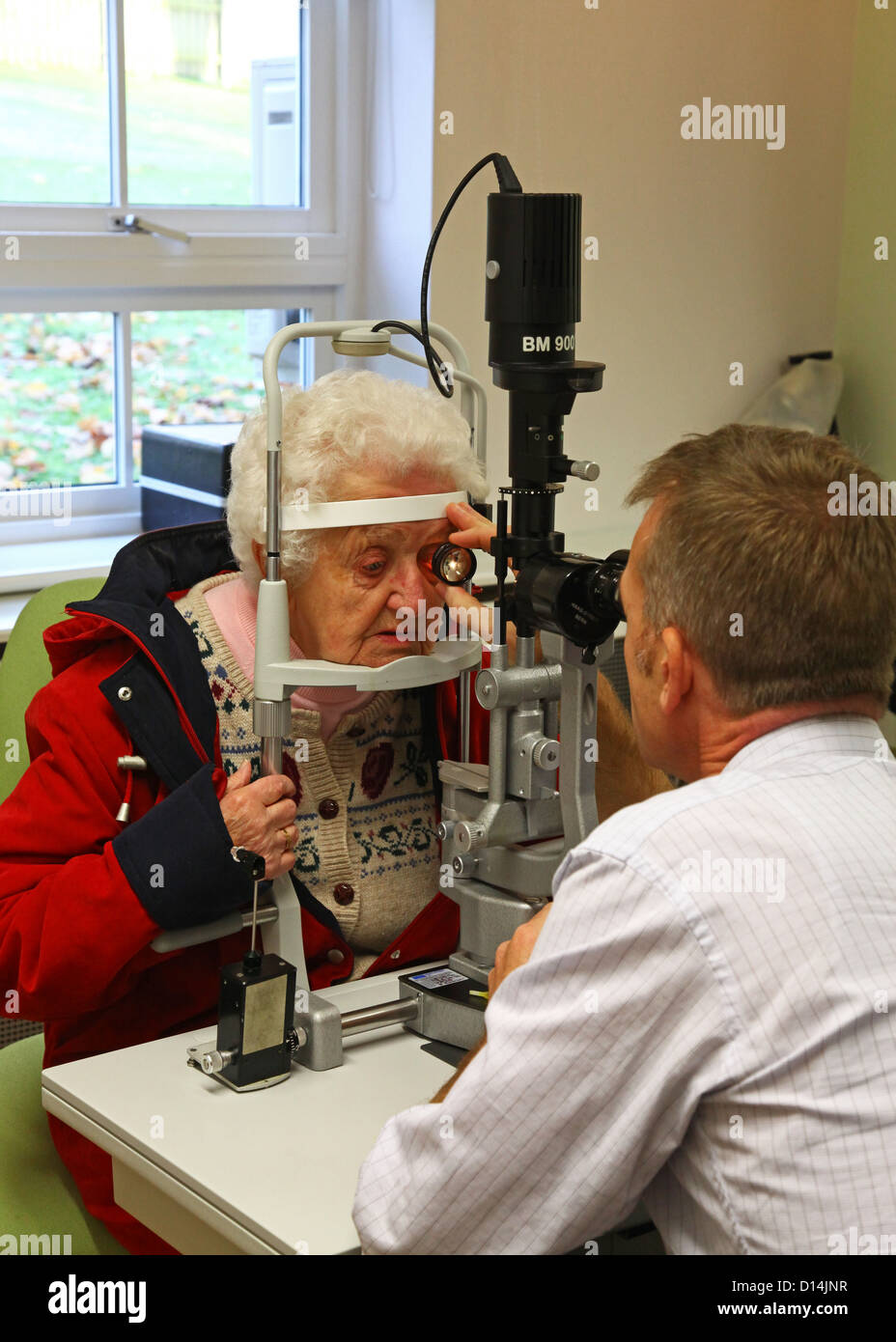 Une vieille femme qui a son les yeux de la cataracte par un ophtalmologiste consultant Banque D'Images