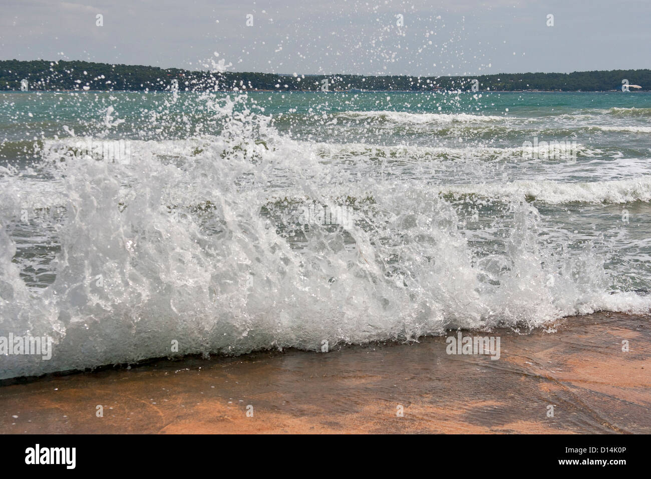 L'onde de tempête, la mer de la mousse. Close up. Resort l'Istrie en Croatie. Banque D'Images