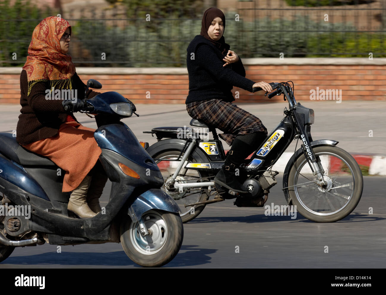 Deux femmes sur moto et scooter à Marrakech, Maroc Photo Stock - Alamy