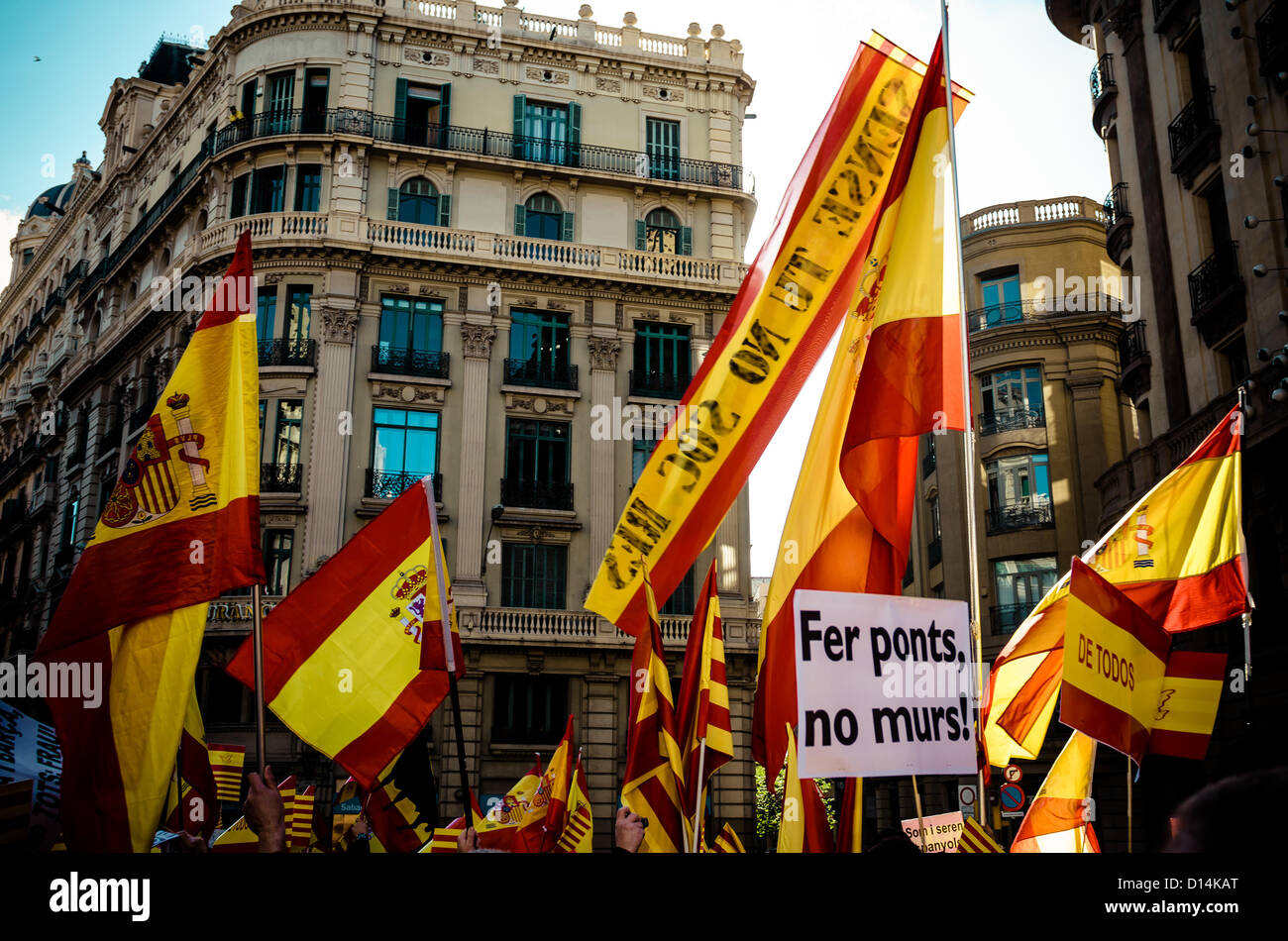Barcelone, Espagne. 6 Décembre, 2012. Des milliers de Catalans manifeste pour une patrie et contre une indépendance de l'Espagne forme Espagnol et Catalan drapeaux et des pancartes 'Construire des ponts, pas des murs". Banque D'Images