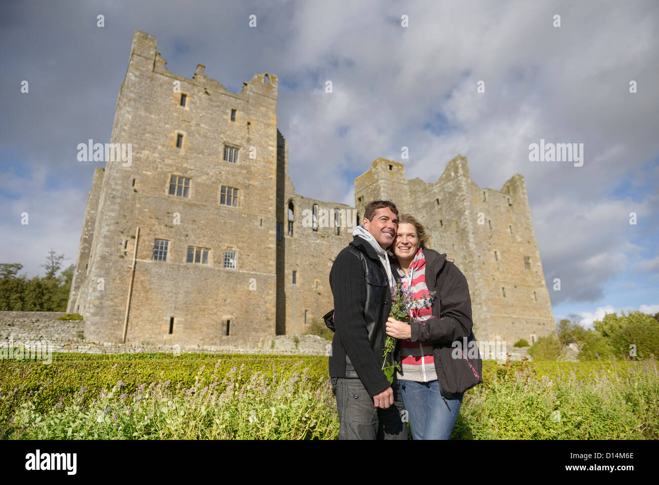 Couple hugging par château médiéval Banque D'Images