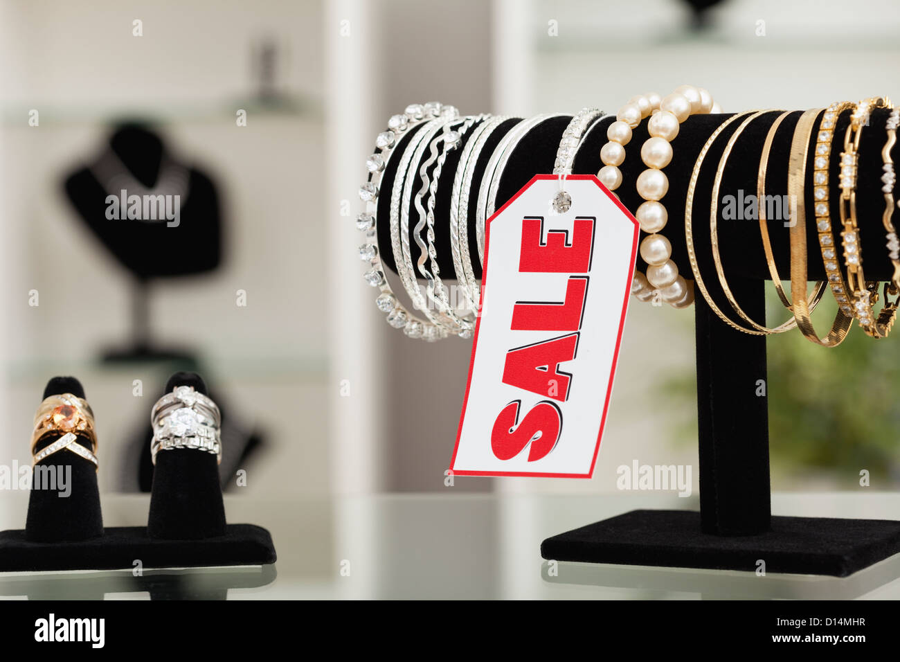 États-unis, Illinois, Metamora, bracelets et bagues sur l'affichage en magasin de bijoux Banque D'Images