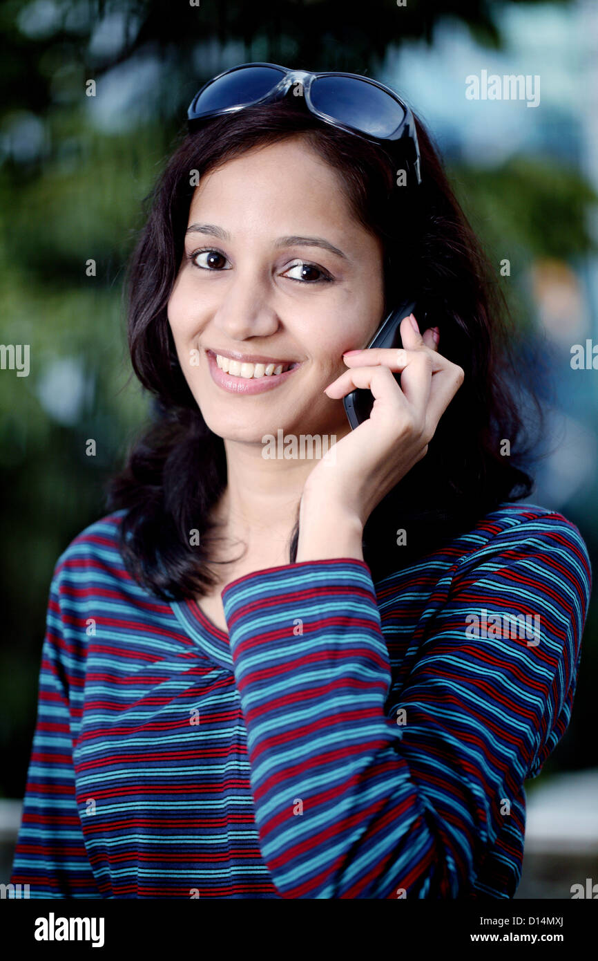 Beautiful Indian girl talking on the cellphone Banque D'Images