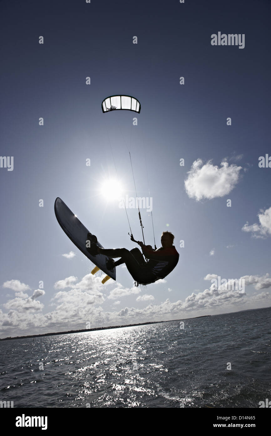 L'homme le kite surf sur l'eau calme Banque D'Images