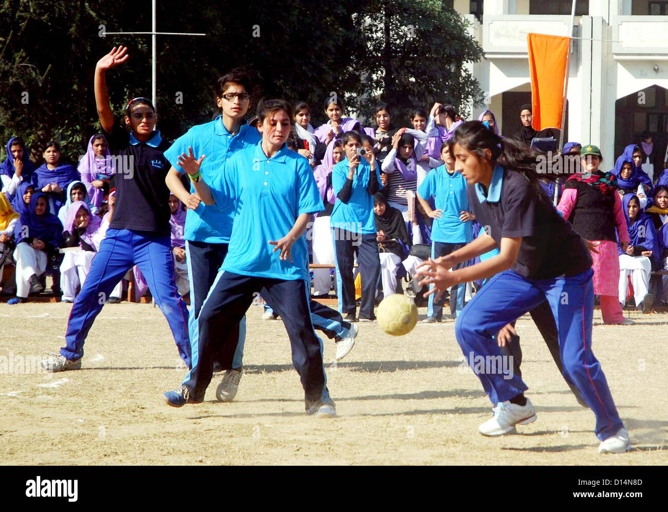 Les élèves joueurs de jouer match de hand pendant toutes les femmes au Pakistan Handball Championnat Ville Modèle Post Graduate Girls College à Gujranwala le Vendredi, Décembre 07, 2012. Banque D'Images