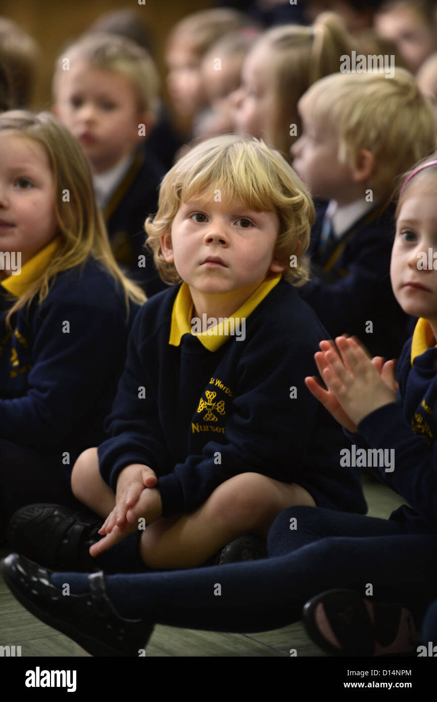 Les enfants en matin Assemblée générale à Notre Dame et St Werburgh's Catholic Primary School à Newcastle-under-Lyme Staffordshire, Royaume-Uni Banque D'Images