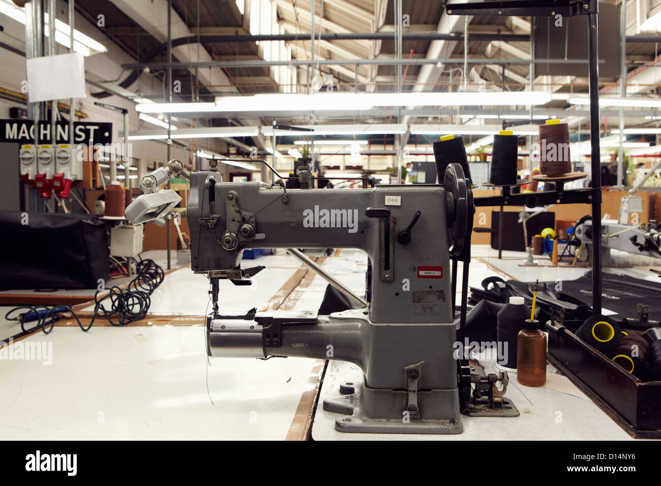 Machine à coudre dans l'usine de vêtements Banque D'Images