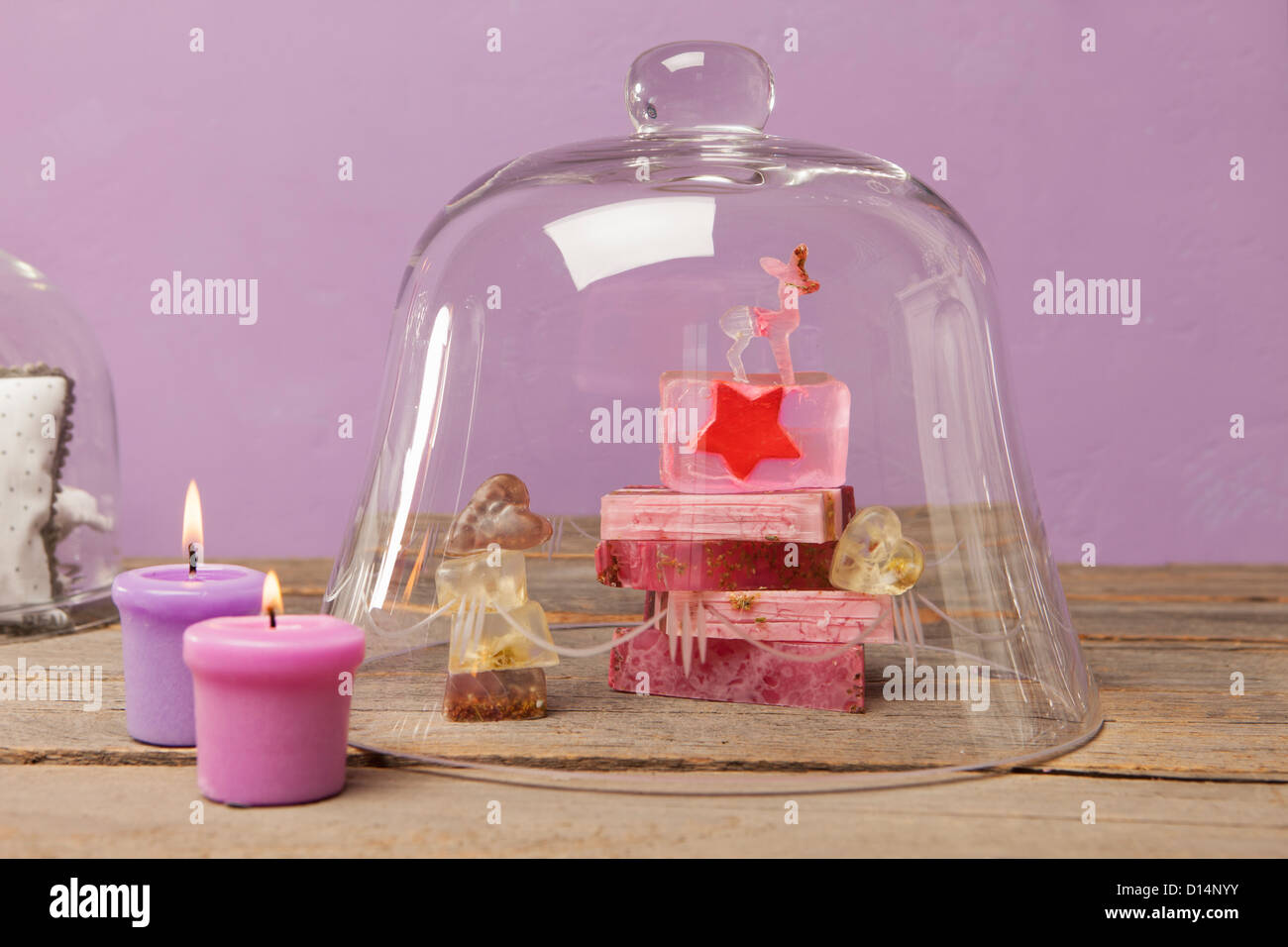 Du savon et des bougies avec bell jar Banque D'Images