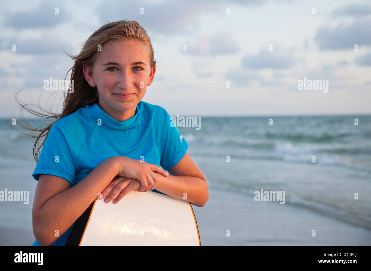 Fille 13 ans maillot de bain portrait Banque de photographies et d