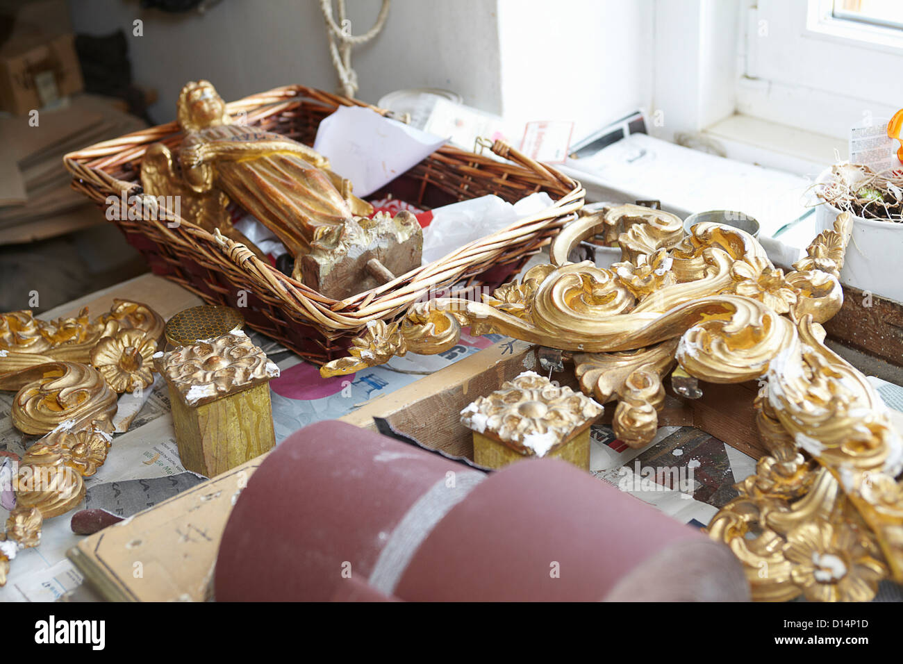 Embellissements d'or sur table de travail Banque D'Images