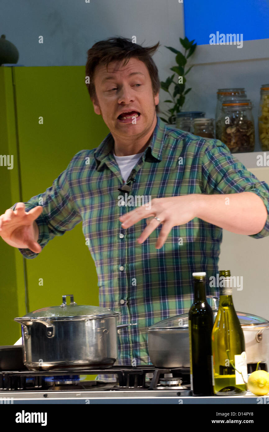 Londres, Royaume-Uni. 7 décembre 2012. Jamie Oliver effectue une démonstration de cuisine à Londres, le 7 décembre 2012 à Londres, Royaume-Uni Banque D'Images Londres, Royaume-Uni. 7 décembre 2012. Jamie Oliver effectue une démonstration de cuisine à Londres, le 7 décembre 2012 à Londres, Royaume-Uni Banque D'Images