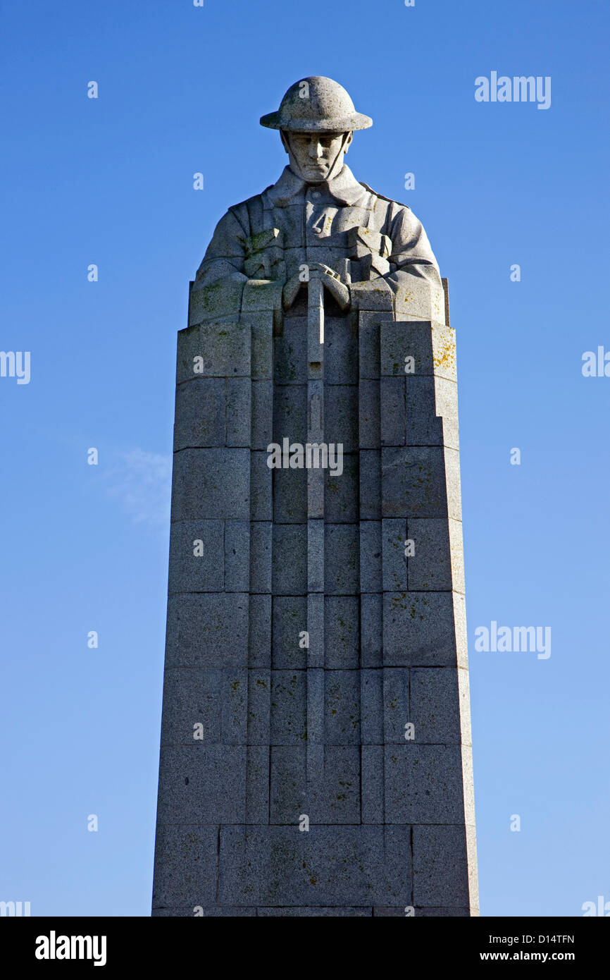 World War One Saint Julien Memorial, la couvaison, soldat des Forces canadiennes un monument à Saint-Julien / Sint-Juliaan, Belgique Banque D'Images