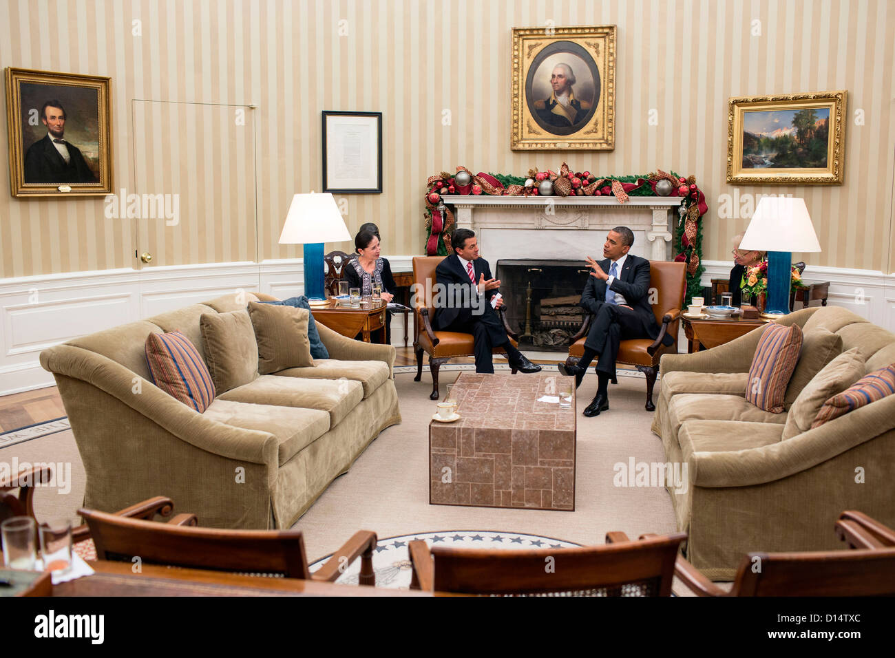 Le président américain Barack Obama rencontre le président élu Enrique Peña Nieto du Mexique dans le bureau ovale le 27 novembre 2012 à Washington, DC. Banque D'Images
