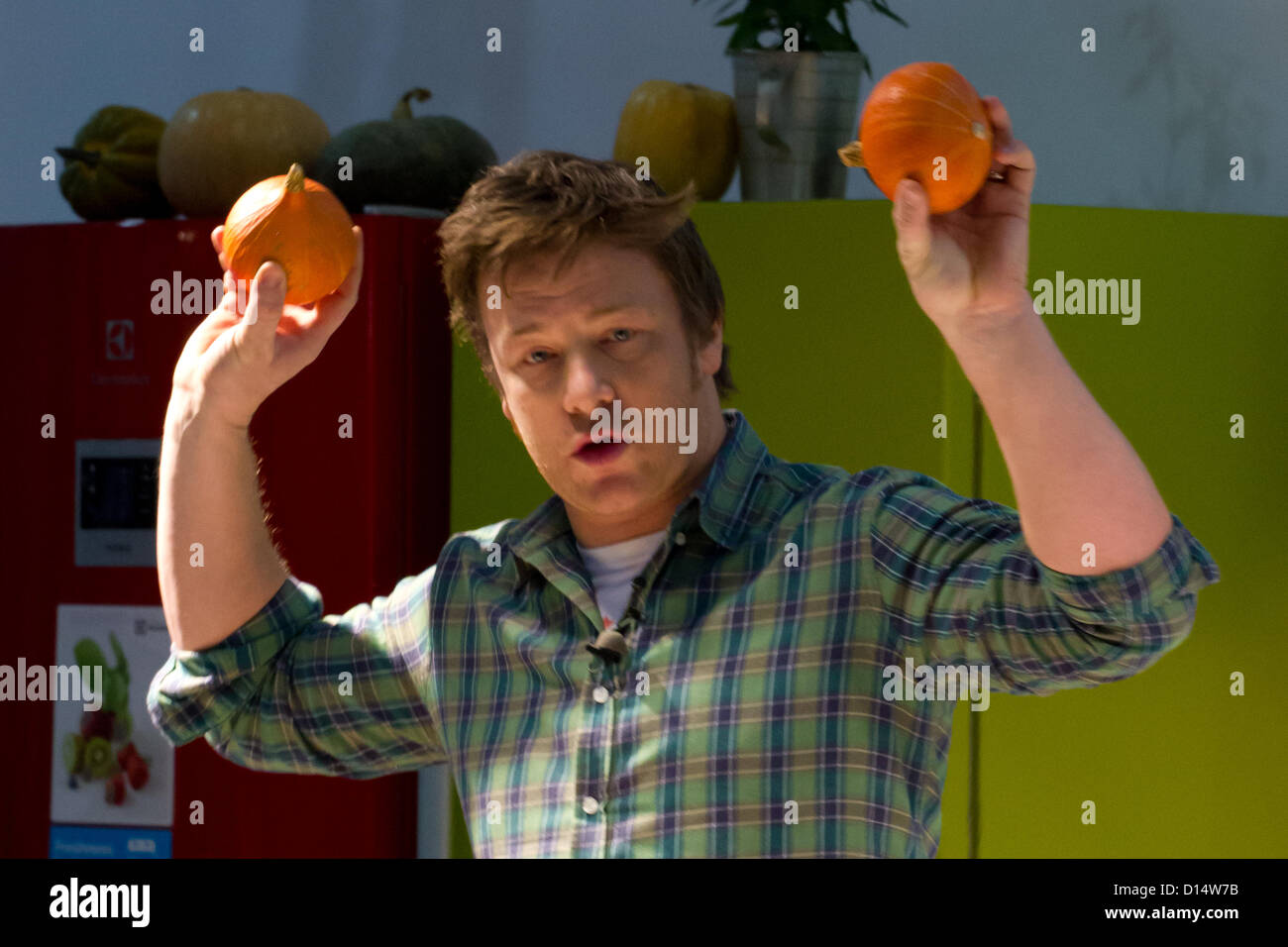 Londres, Royaume-Uni. 7 décembre 2012. Jamie Oliver effectue une démonstration de cuisine à Londres, le 7 décembre 2012 à Londres, Royaume-Uni Banque D'Images Londres, Royaume-Uni. 7 décembre 2012. Jamie Oliver effectue une démonstration de cuisine à Londres, le 7 décembre 2012 à Londres, Royaume-Uni Banque D'Images