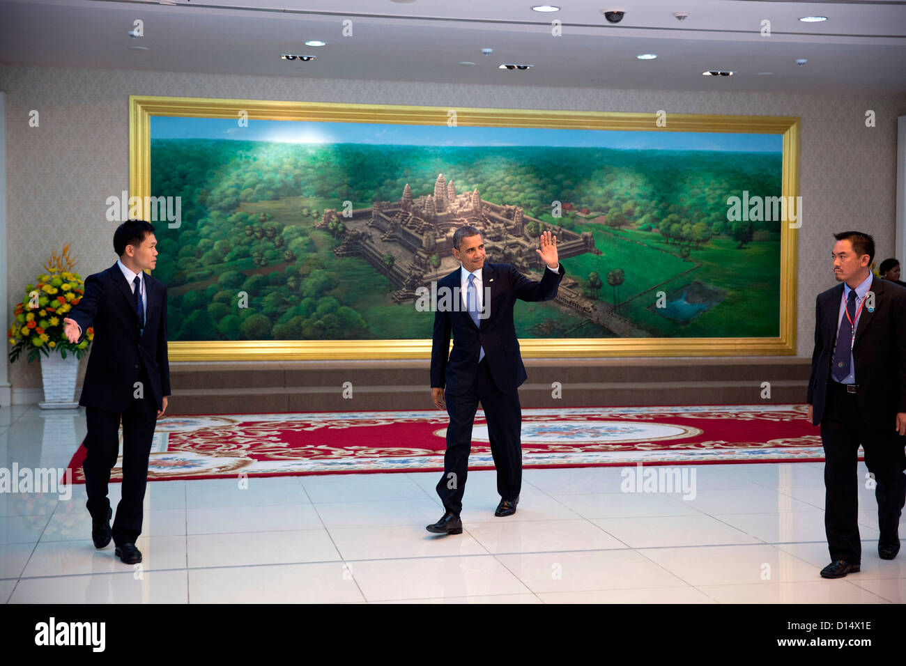 Le président américain Barack Obama passe devant une peinture de l'Angkor Wat Temple comme il arrive au Palais de la paix le 19 novembre 2012 à Phnom Penh, Cambodge. Banque D'Images